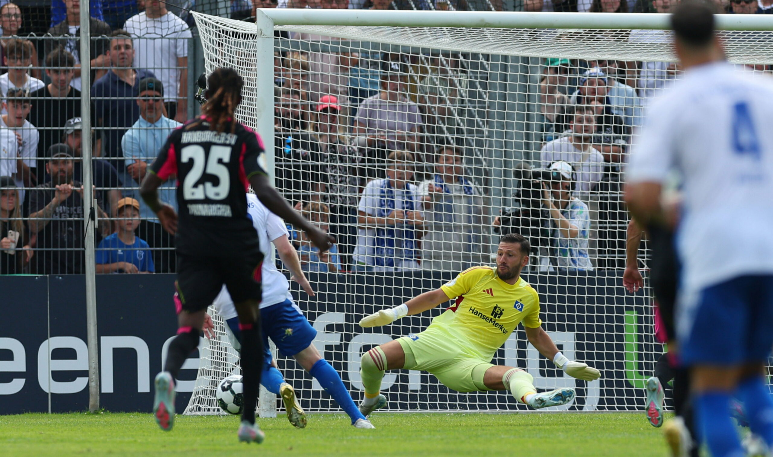 HSV-Keeper Daniel Heuer Fernandes in Pirmasens
