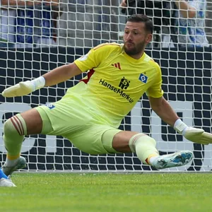 HSV-Keeper Daniel Heuer Fernandes in Pirmasens