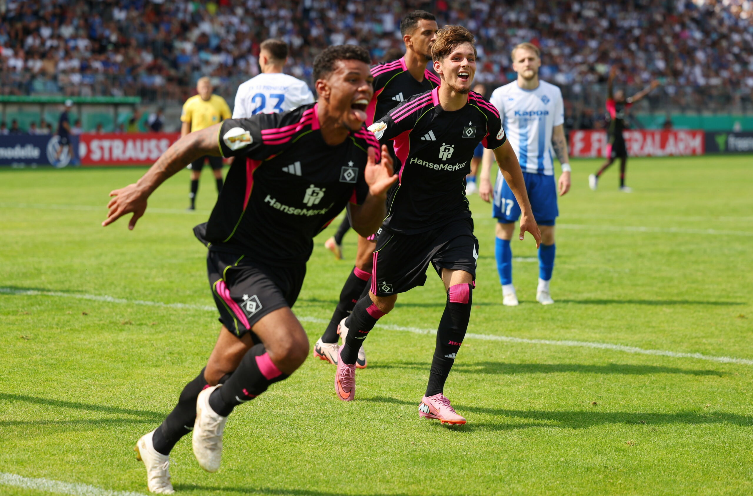 Ransford Königsdörffer feiert seinen Siegtreffer für den HSV in Pirmasens.