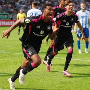 Ransford Königsdörffer feiert seinen Siegtreffer für den HSV in Pirmasens.