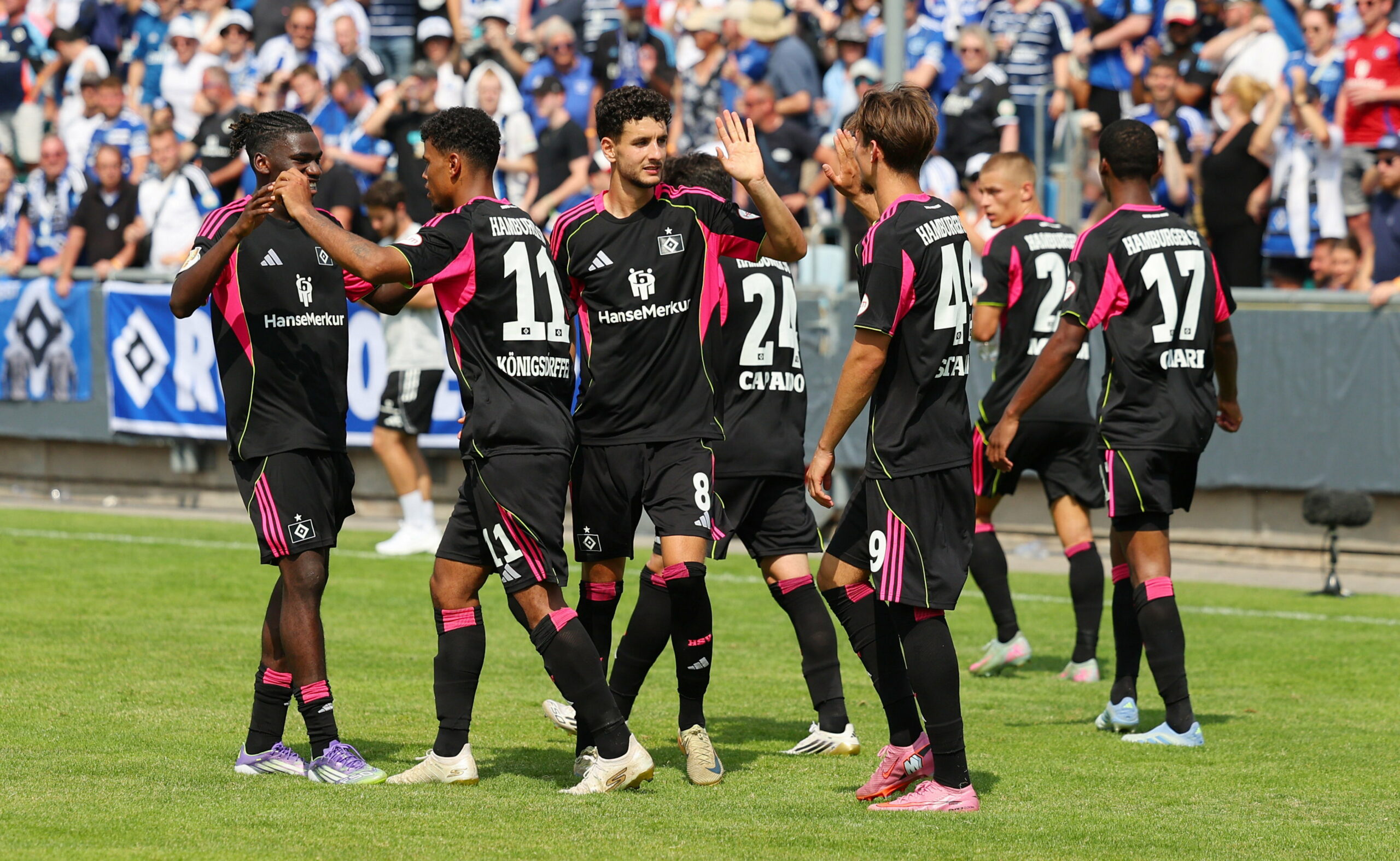 HSV-Spieler jubeln in Pirmasens
