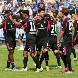 HSV-Spieler jubeln in Pirmasens