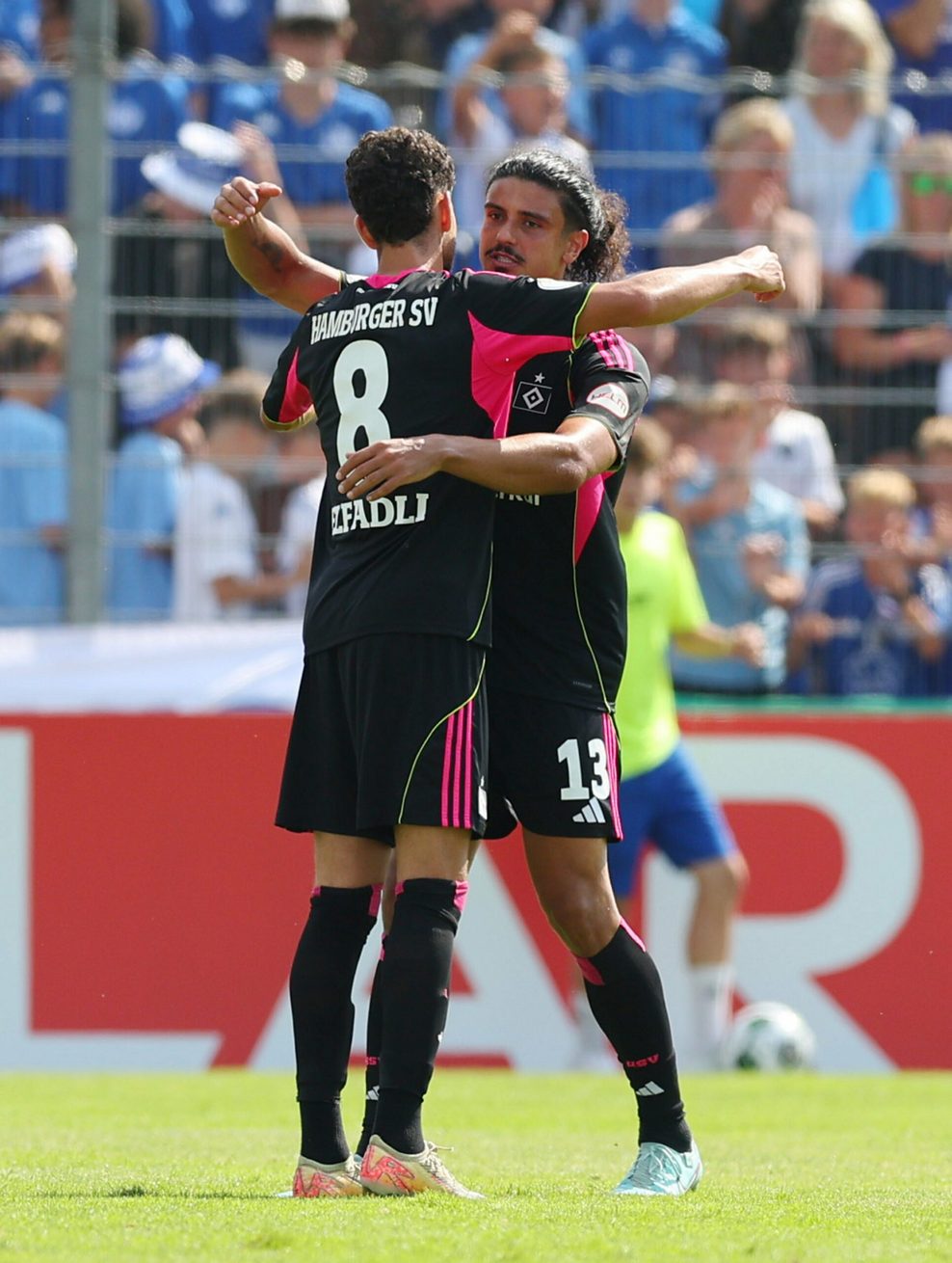 Daniel Elfadli klatscht in Pirmasens mit Guilherme Ramos ab