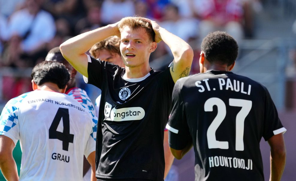 St. Paulis David Nemeth schlägt die Hände über dem Kopf zusammen