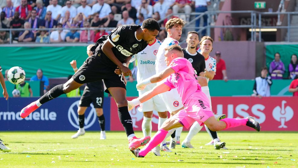 Norderstedts Torwart Lars Huxsohl im Pokalspiel gegen den FC St. Pauli