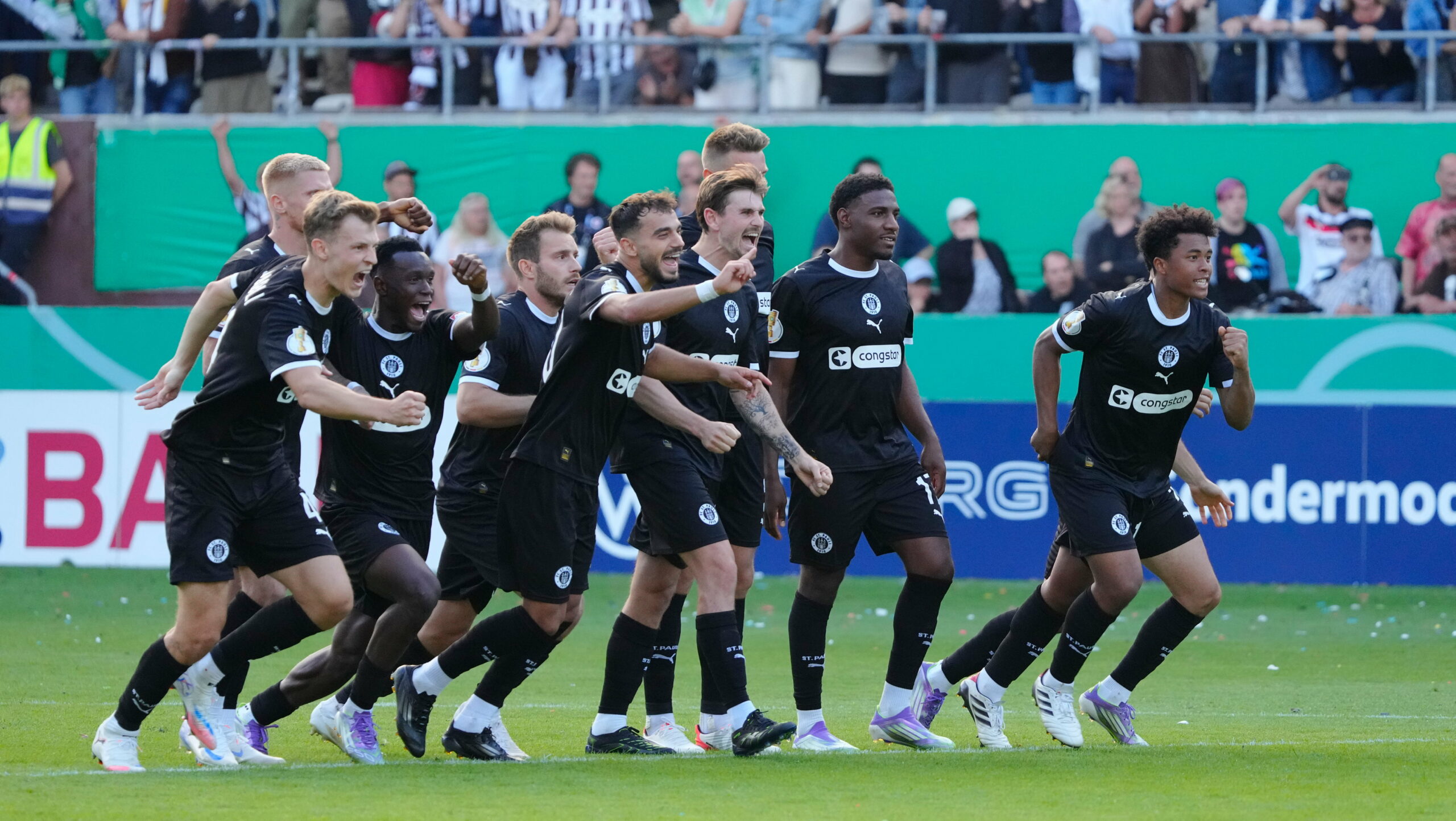 St. Pauli-Profis bejubeln das Weiterkommen nach Elfmeterschießen