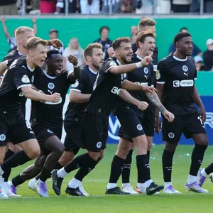 St. Pauli-Profis bejubeln das Weiterkommen nach Elfmeterschießen