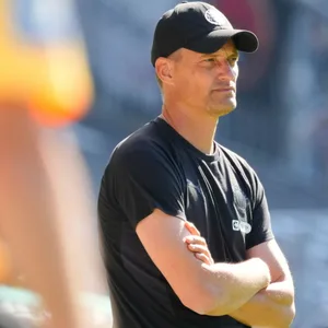 Alexander Blessin mit verschränkten Armen beim Spiel gegen Norderstedt