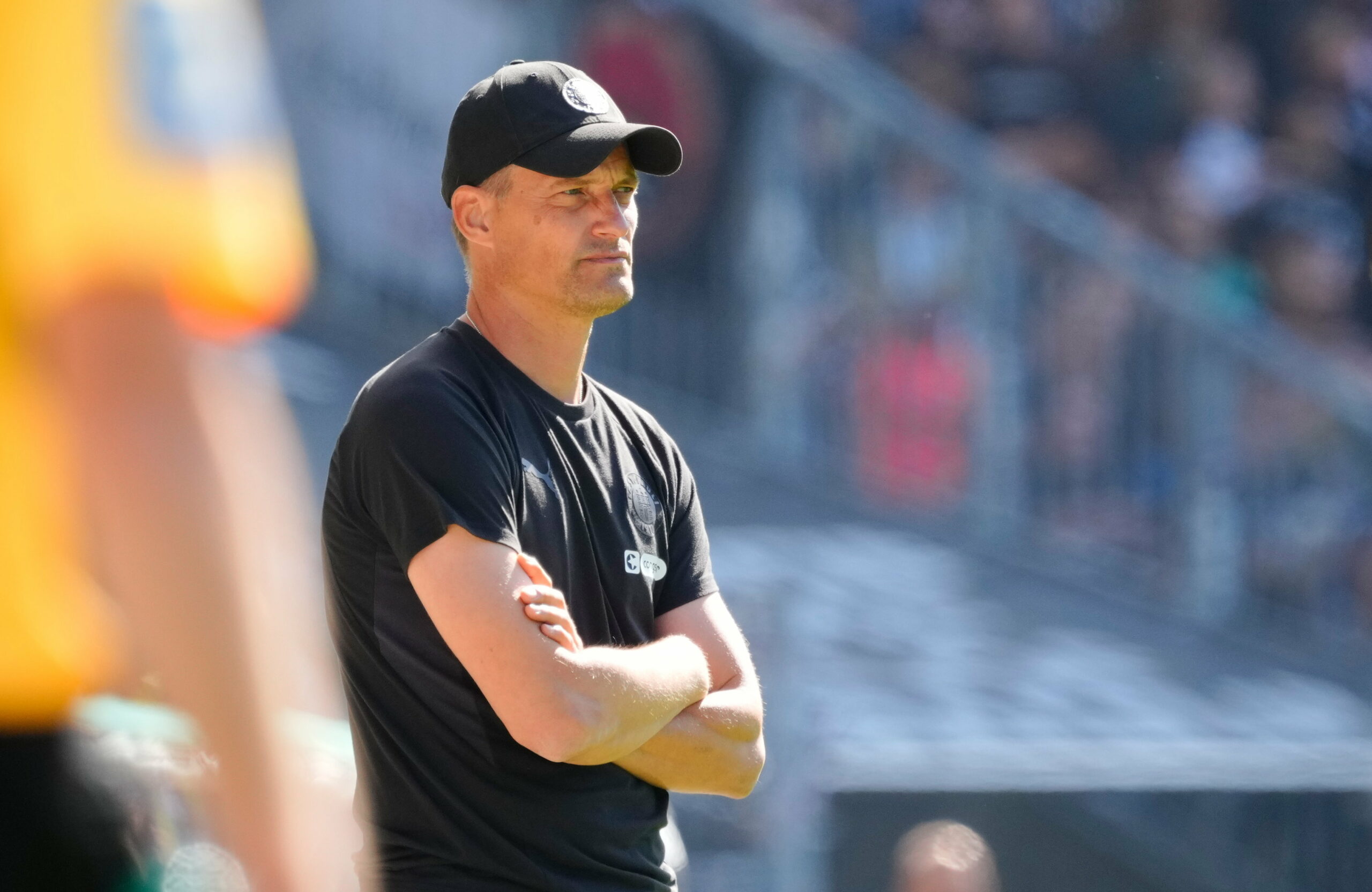 St. Pauli-Trainer Alexander Blessin beim DFB-Pokalspiel gegen Eintracht Norderstedt