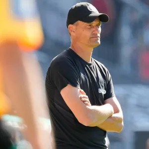 St. Pauli-Trainer Alexander Blessin beim DFB-Pokalspiel gegen Eintracht Norderstedt