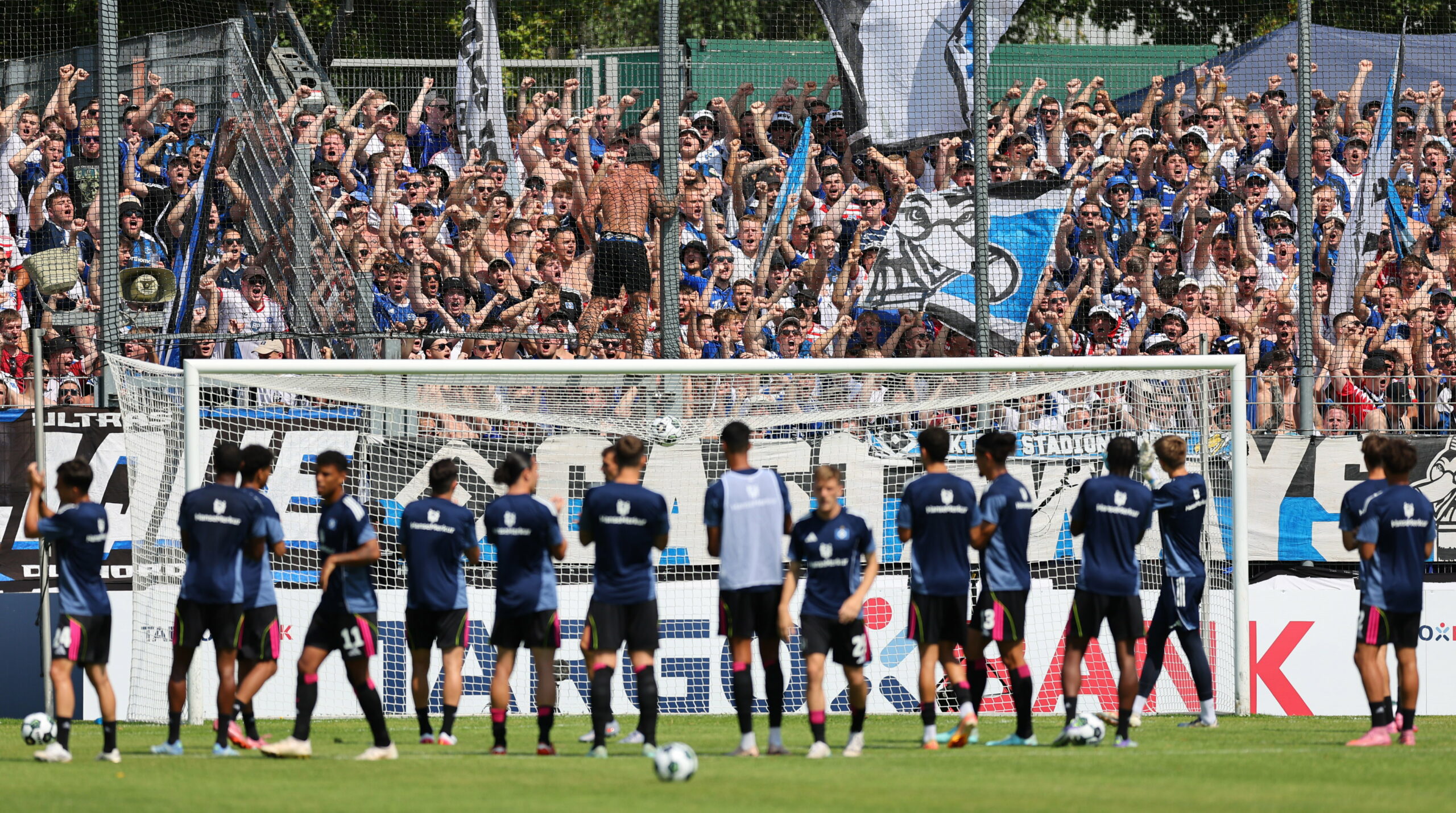 HSV-Profis wärmen sich in Pirmasens vor der Fankurve auf