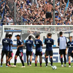HSV-Profis wärmen sich in Pirmasens vor der Fankurve auf