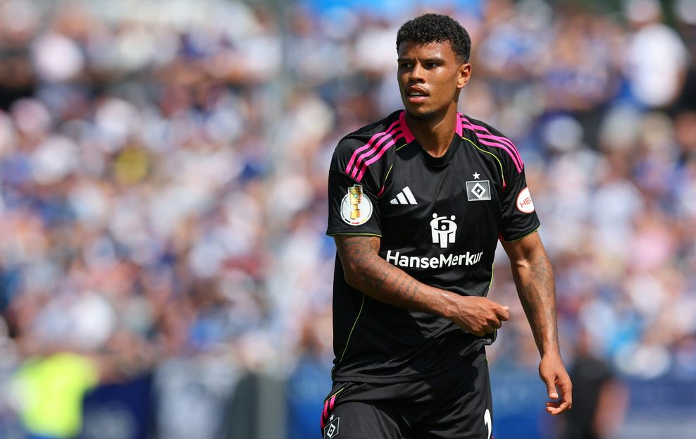 Ransford Königsdörffer im dunklen Ausweichtrikot des HSV