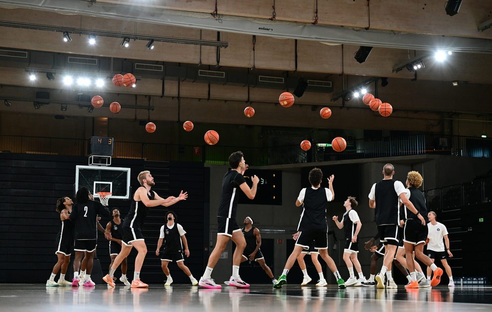Hamburg Towers werfen Basketbälle im Training