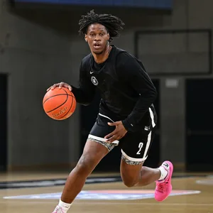 Leonard L. J. Thorpe Jr. dribbelt mit einem Basketball