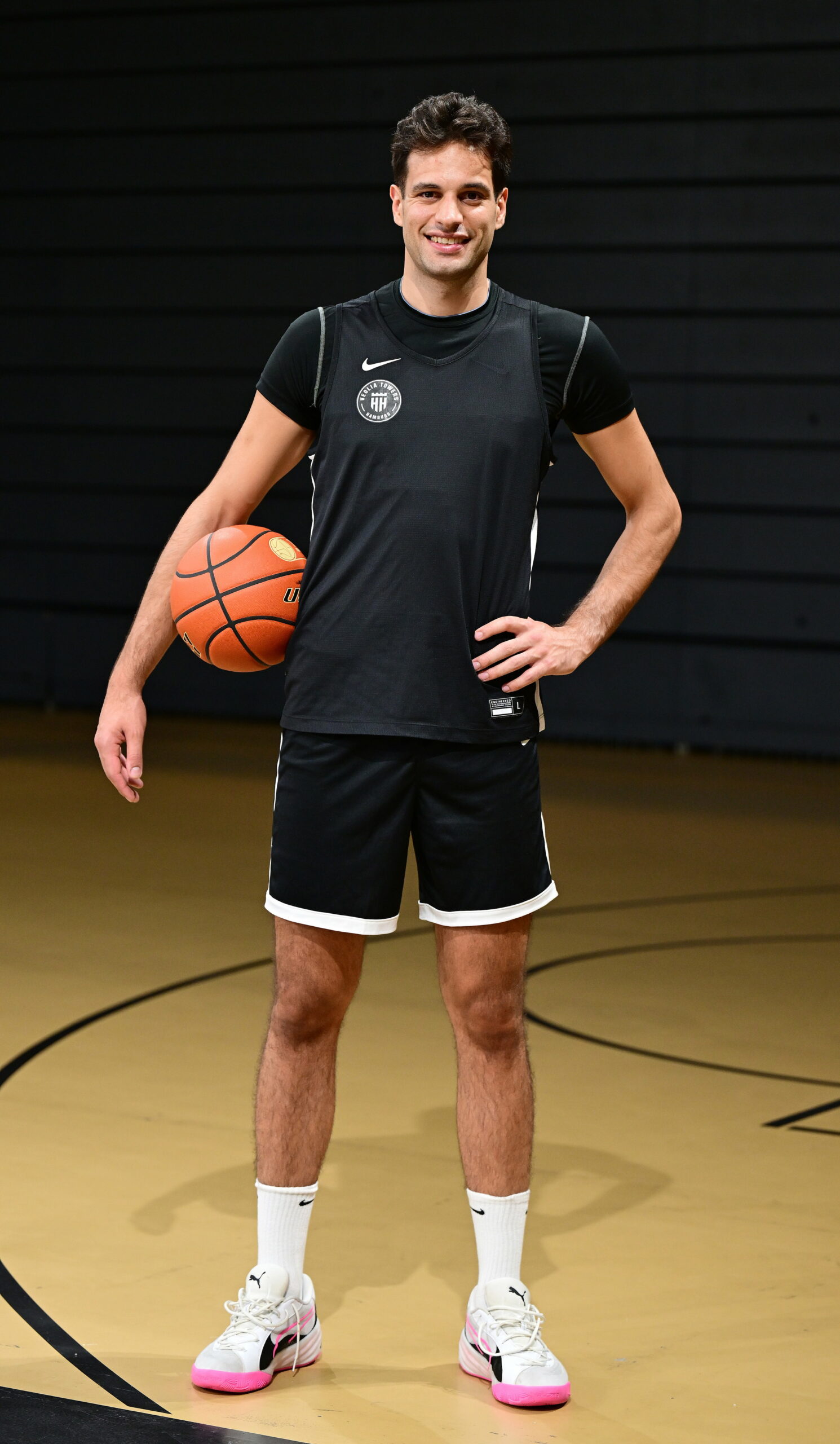 Benedikt Turudic mit einem Basketball