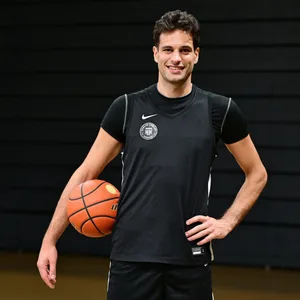 Benedikt Turudic mit einem Basketball