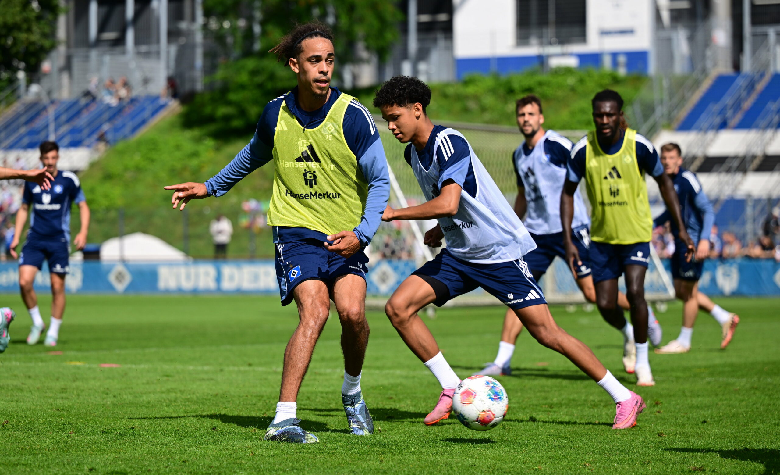Yussuf Poulsen spielt im HSV-Training einen Pass vor Alexander Røssing-Lelesiit