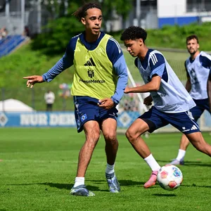 Yussuf Poulsen spielt im HSV-Training einen Pass vor Alexander Røssing-Lelesiit