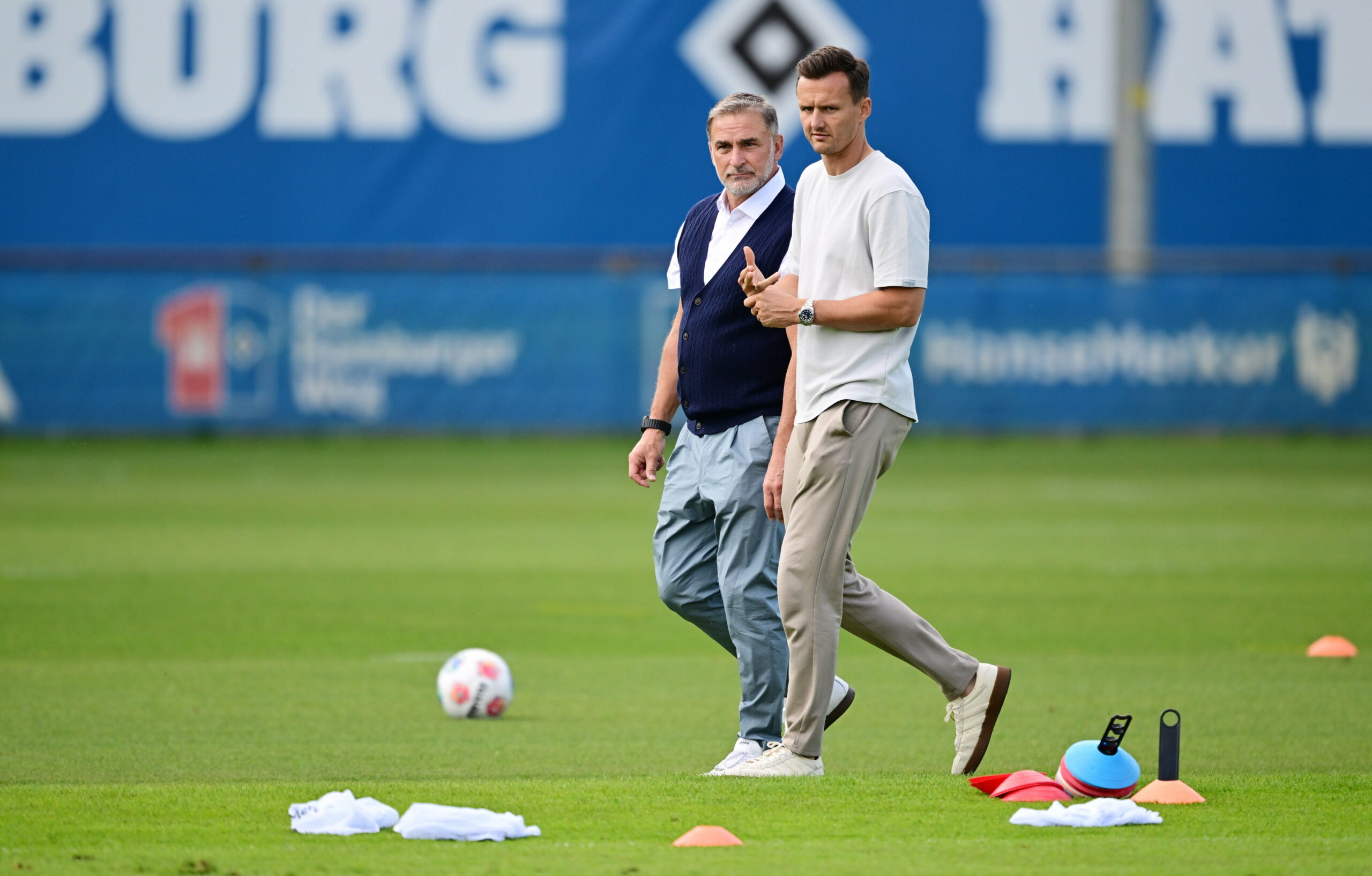 Stefan Kuntz und Claus Costa gehen über den Trainingsplatz