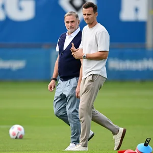 Stefan Kuntz und Claus Costa gehen über den Trainingsplatz