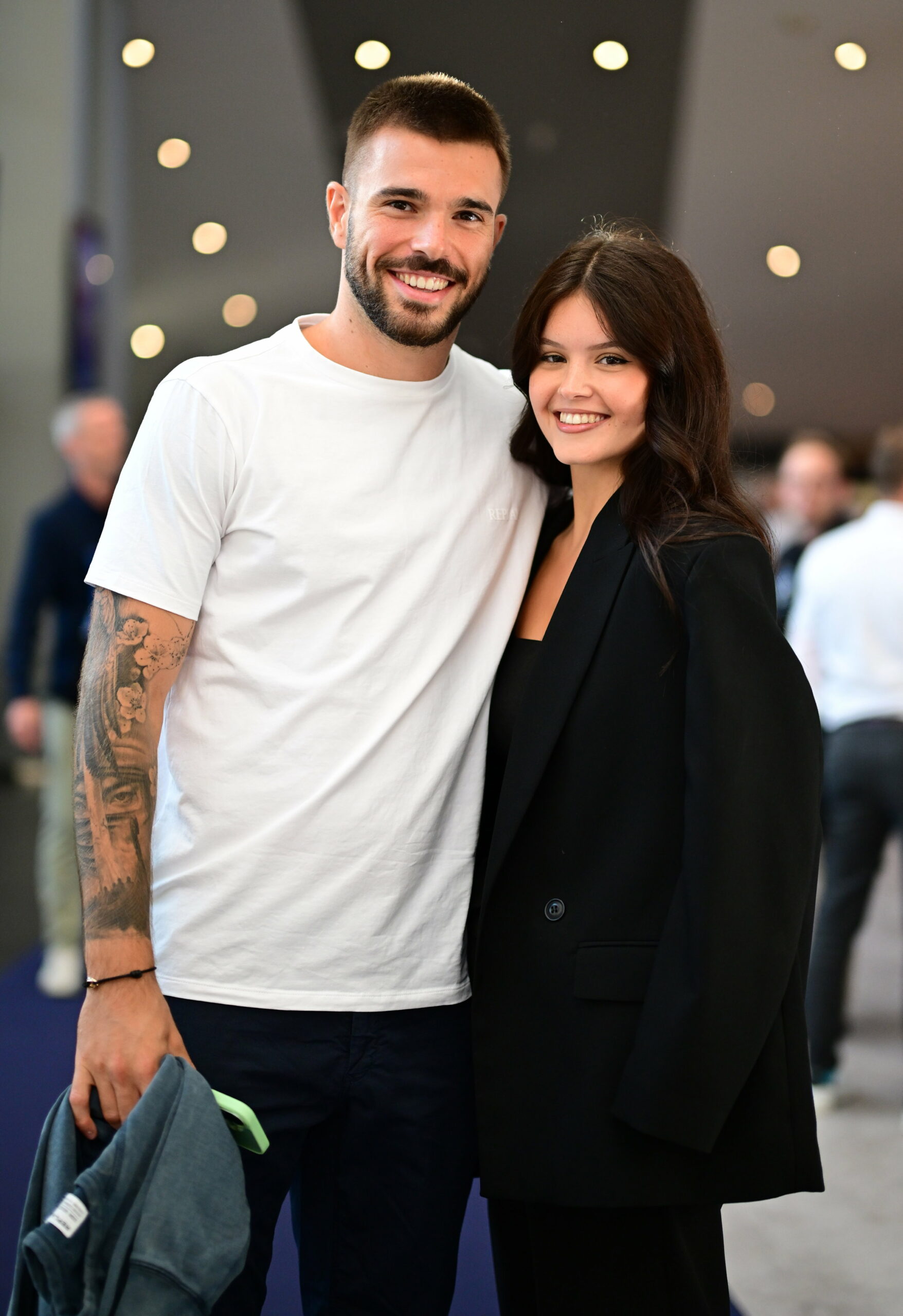 Mario Vuskovic mit seiner Freundin Barbara bei der Premiere der HSV-Doku