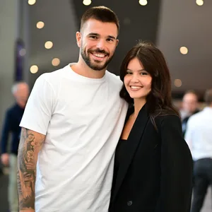 Mario Vuskovic mit seiner Freundin Barbara bei der Premiere der HSV-Doku