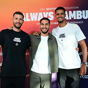 Daniel Heuer Fernandes, Ludovit Reis und Robert Glatzel bei der Premiere des HSV-Aufstiegsfilms