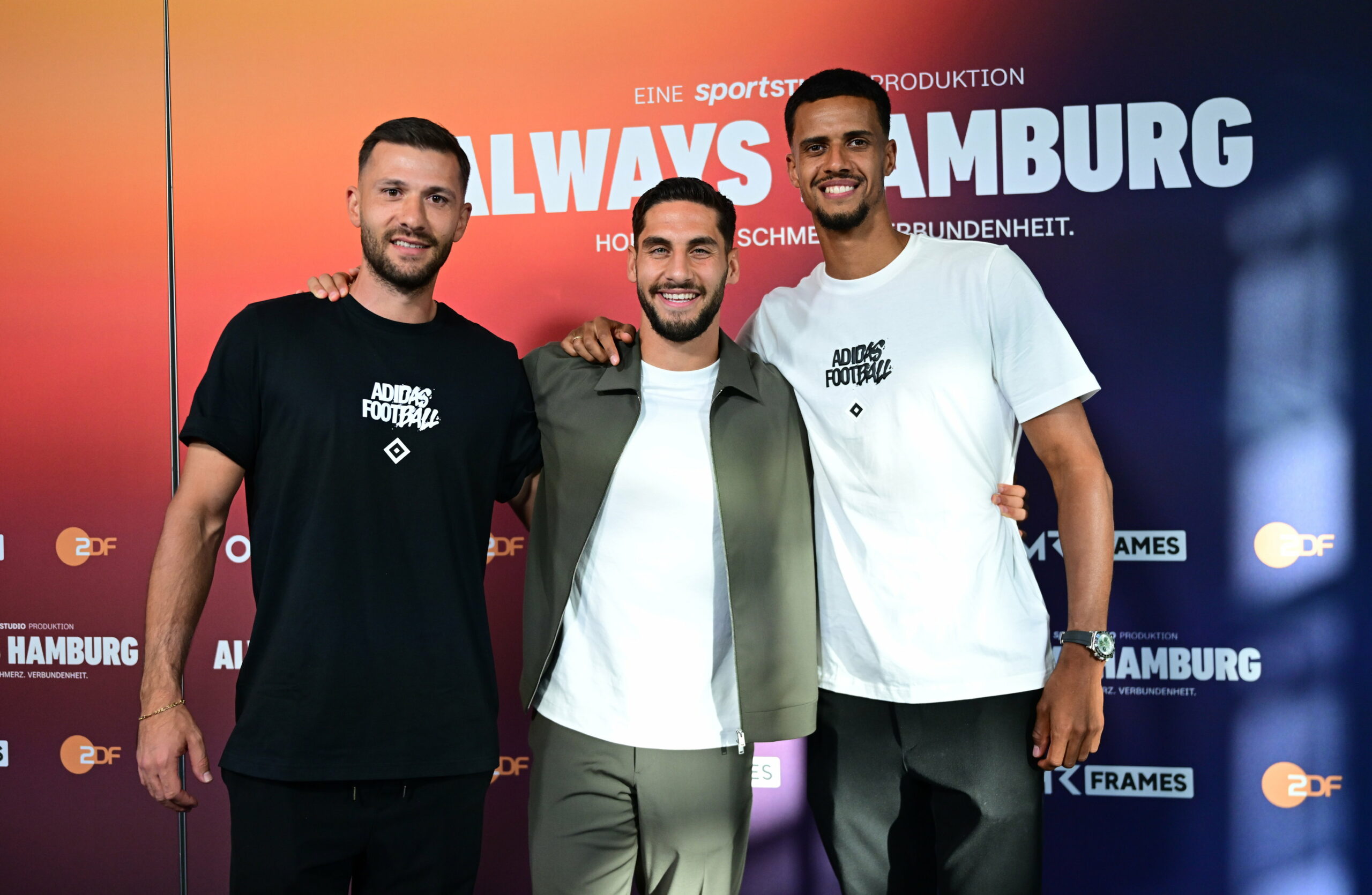 Daniel Heuer Fernandes, Ludovit Reis und Robert Glatzel Arm in Arm bei der Premiere der HSV-Doku