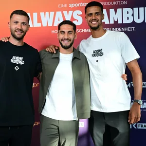 Daniel Heuer Fernandes, Ludovit Reis und Robert Glatzel Arm in Arm bei der Premiere der HSV-Doku