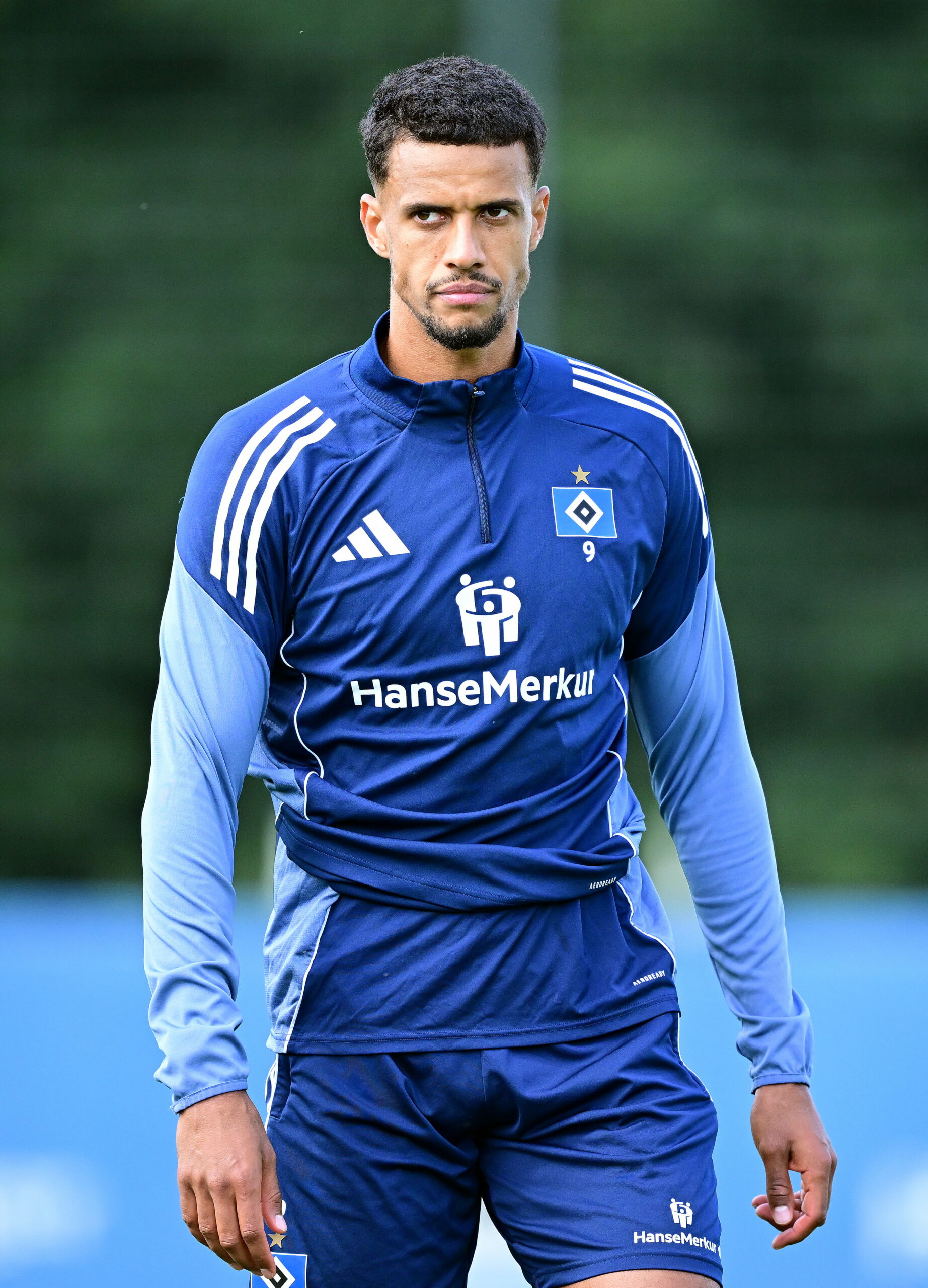 Robert Glatzel guckt im Training grimmig
