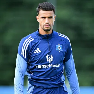 Robert Glatzel guckt im Training grimmig
