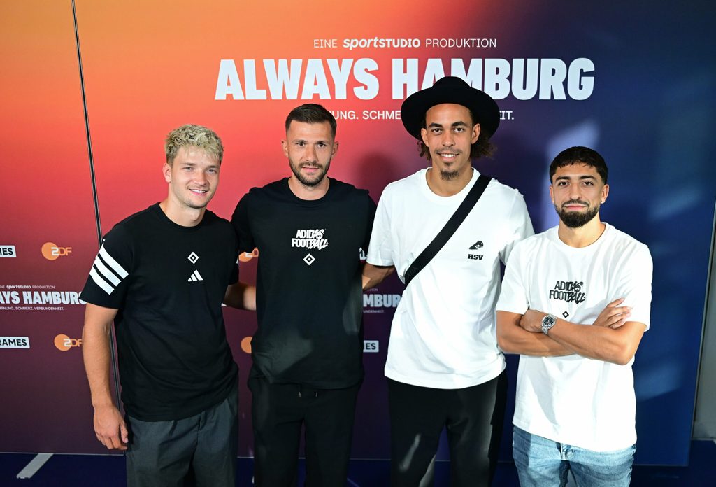 Ein Aufsteiger, der sich noch finden muss: Der neue HSV-Kapitän Yussuf Poulsen (2.v.r.) und seine Kollegen Immanuel Pherai (r.), Noah Katterbach (l.) und Daniel Heuer Fernandes bei der Vorstellung der Doku „Always Hamburg“ am vergangenen Mittwoch.