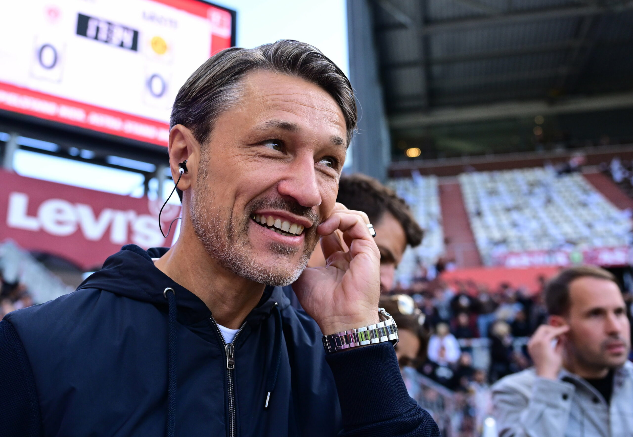 Niko Kovac mit Kopfhörern im Ohr vor dem Spiel auf St. Pauli