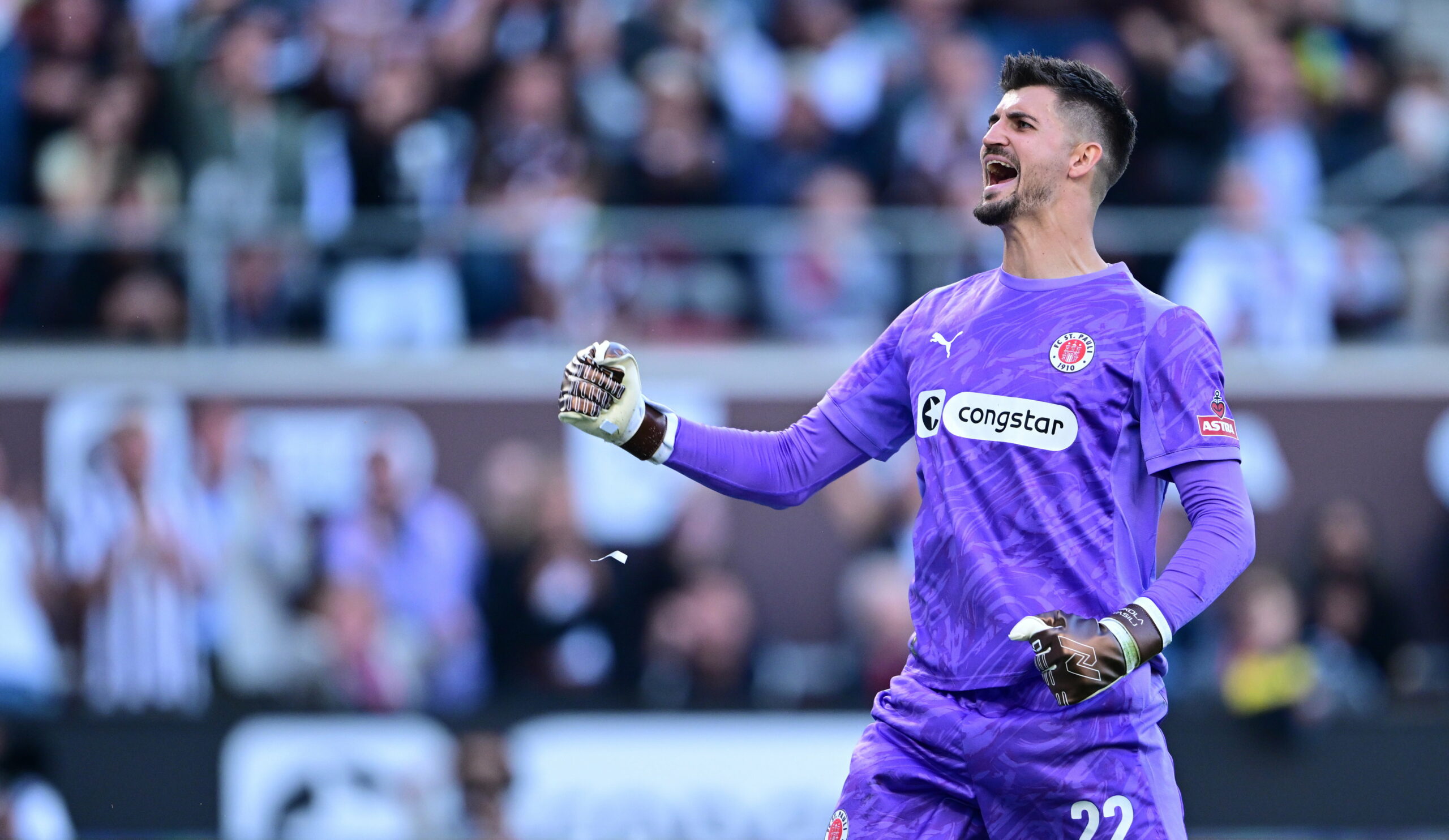 St. Pauli-Torwart Nikola Vasilj freut sich