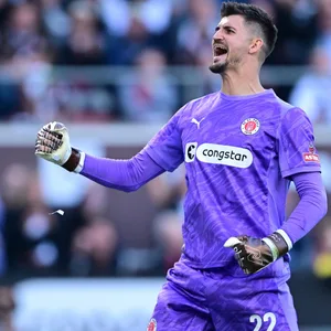 St. Pauli-Torwart Nikola Vasilj freut sich