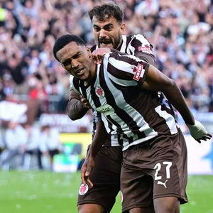 Danel Sinani und Andreas Hountondji bejubeln den Treffer zum zwischenzeitlichen 1:1.