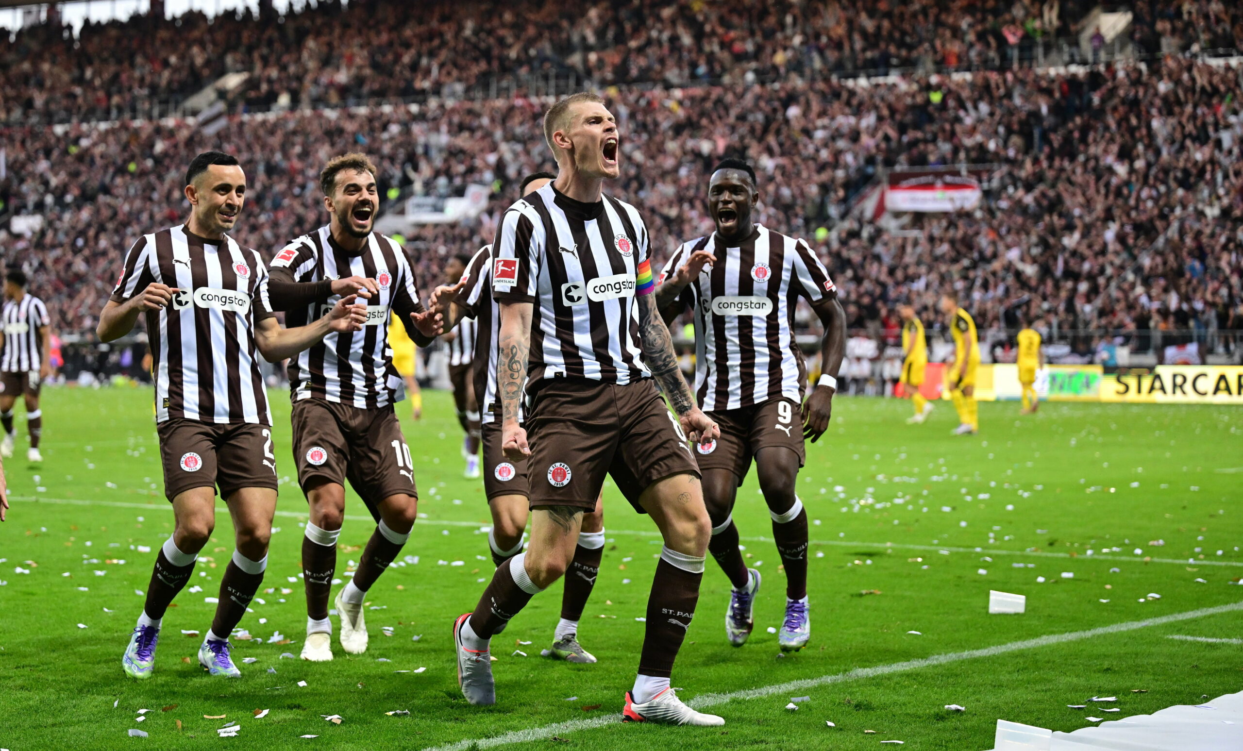 Eric Smith jubelt mir seinen Teamkollegen