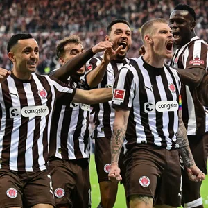 ric Smith schreit seine Freude heraus.