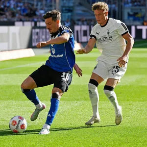 Giorgi Gocholeishvili im Duell mit Gladbachs Robin Hack
