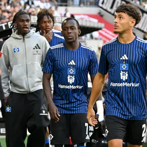 Fabio Baldé, Aboubaka Soumahoro, Jean-Luc Dompé und William Mikelbrencis vor der HSV-Bank in Gladbach