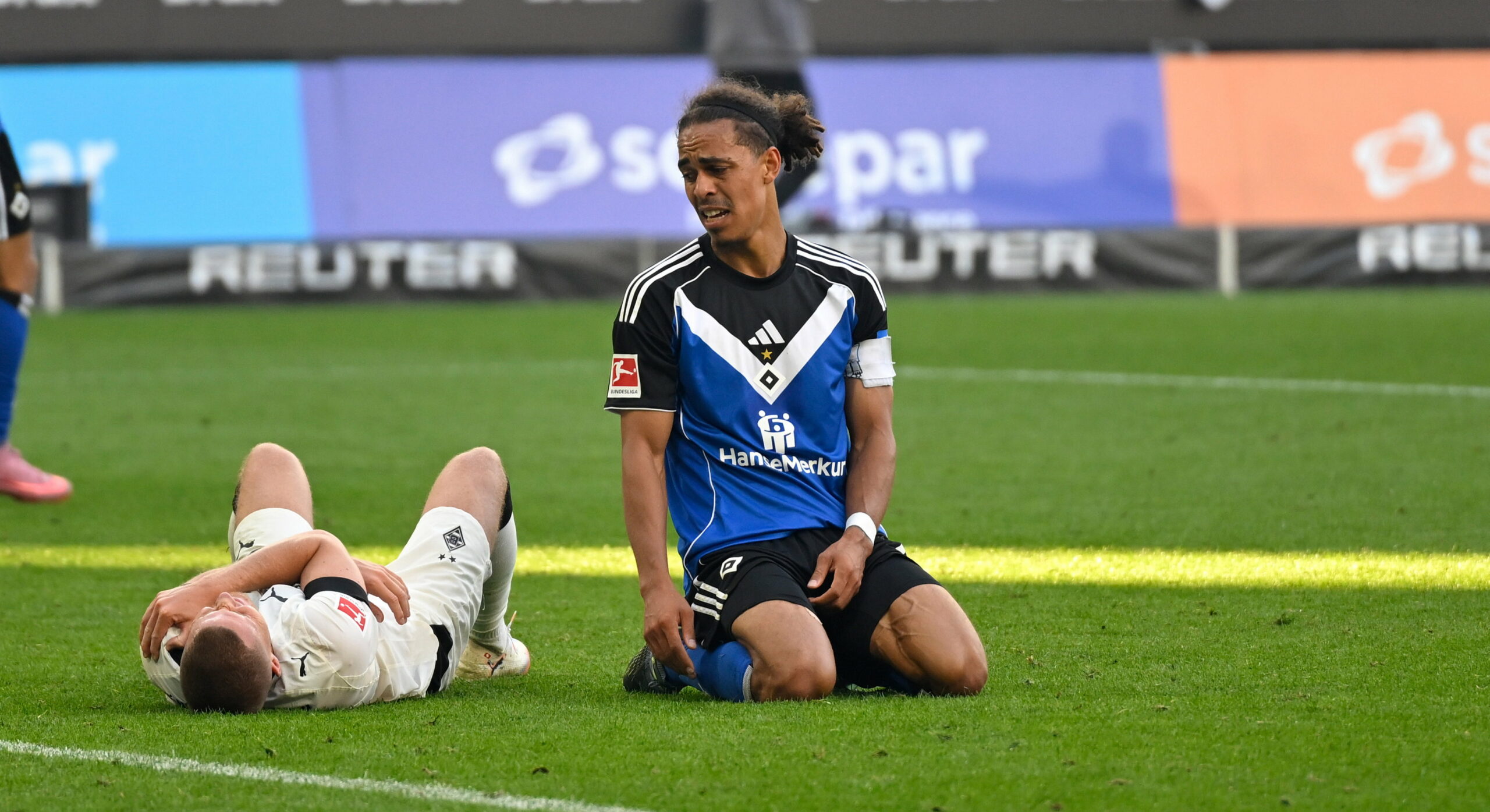 Yussuf Poulsen kniet auf dem Spielfeld und ärgert sich