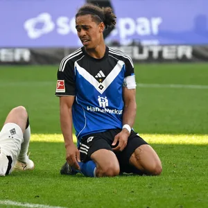 Yussuf Poulsen kniet auf dem Spielfeld und ärgert sich