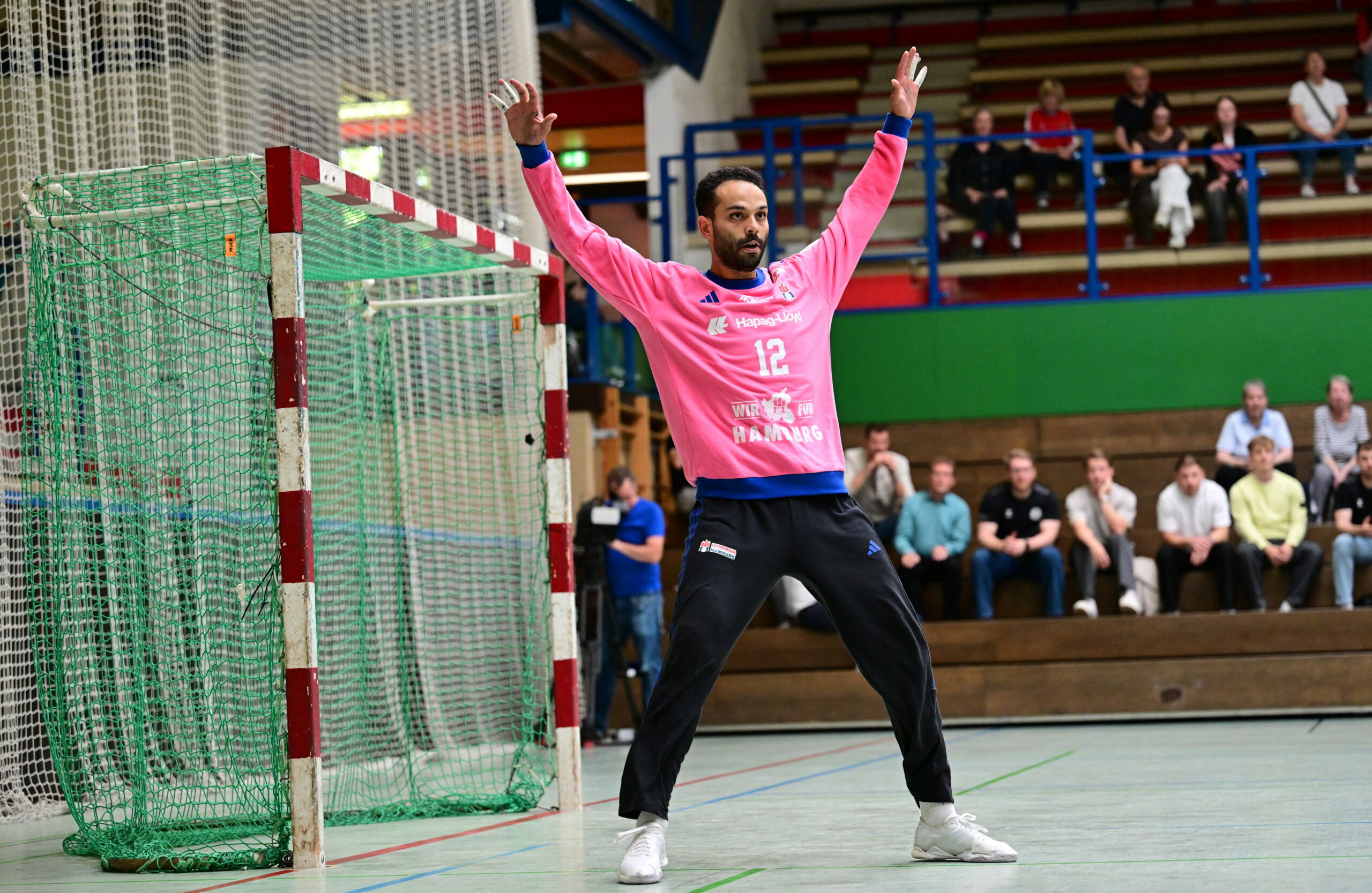 HSVH-Torwart Mohamed El-Tayar streckt die Arme aus.