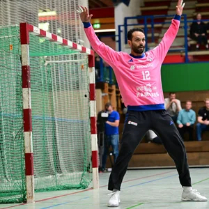 HSVH-Torwart Mohamed El-Tayar streckt die Arme aus.