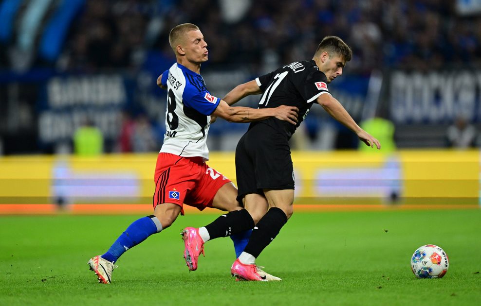 HSV-Profi Miro Muheim im Derby gegen St. Paulis Arkadiusz Pyrka