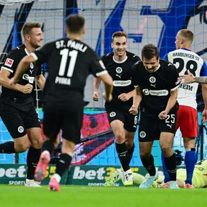 Adam Dzwigala feiert sein 1:0 für St. Pauli beim HSV