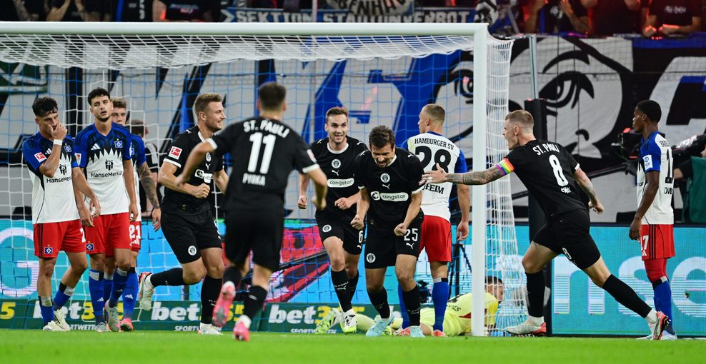 Adam Dzwigala feiert sein 1:0 für St. Pauli beim HSV