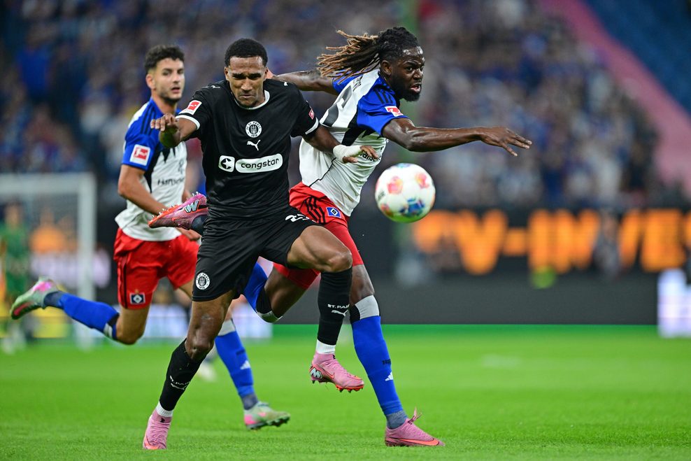 St. Paulis Andreas Hountondji im Derby gegen den HSV