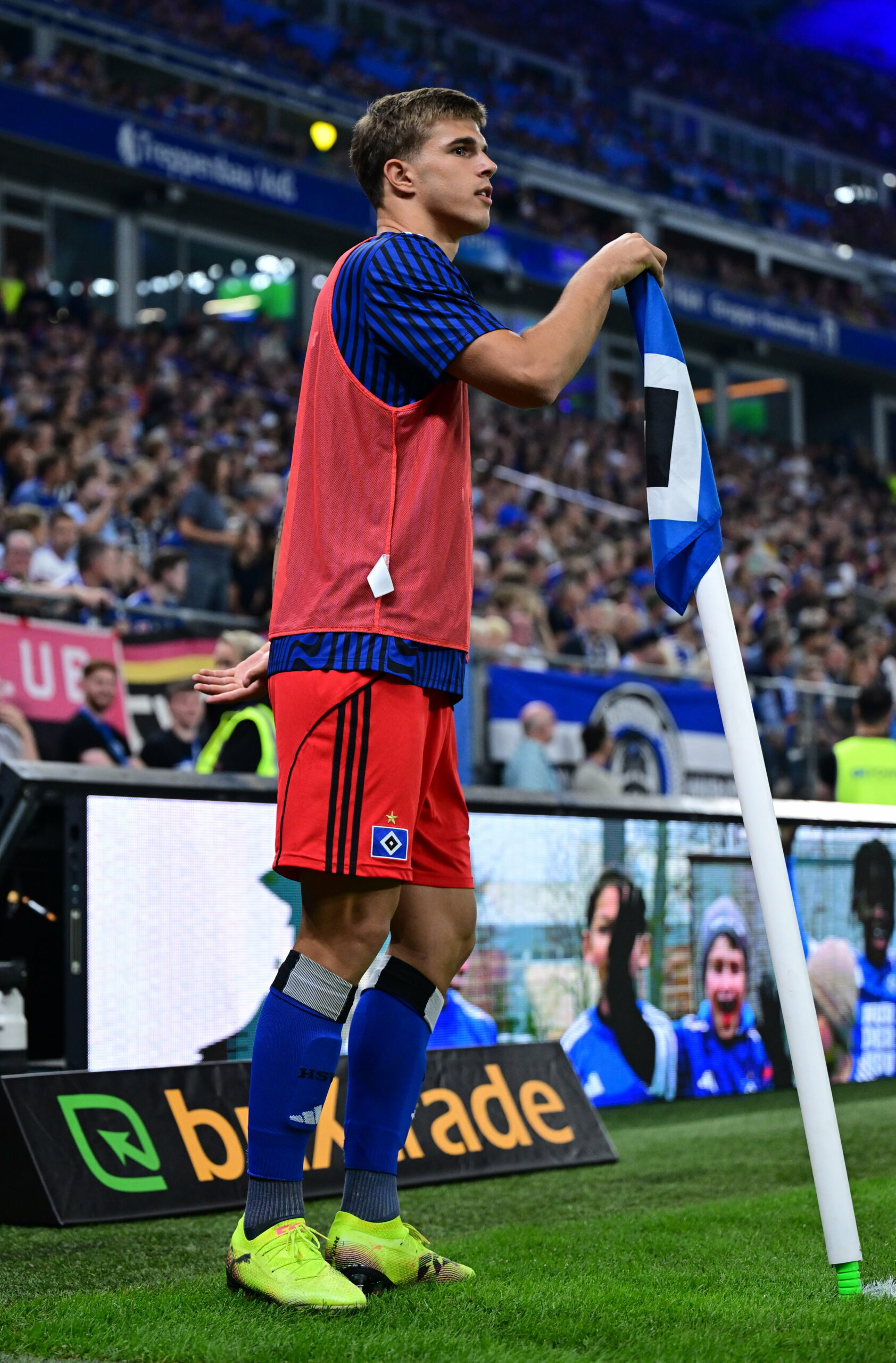 Luka Vuskovic vor der Eckfahne im Volksparkstadion